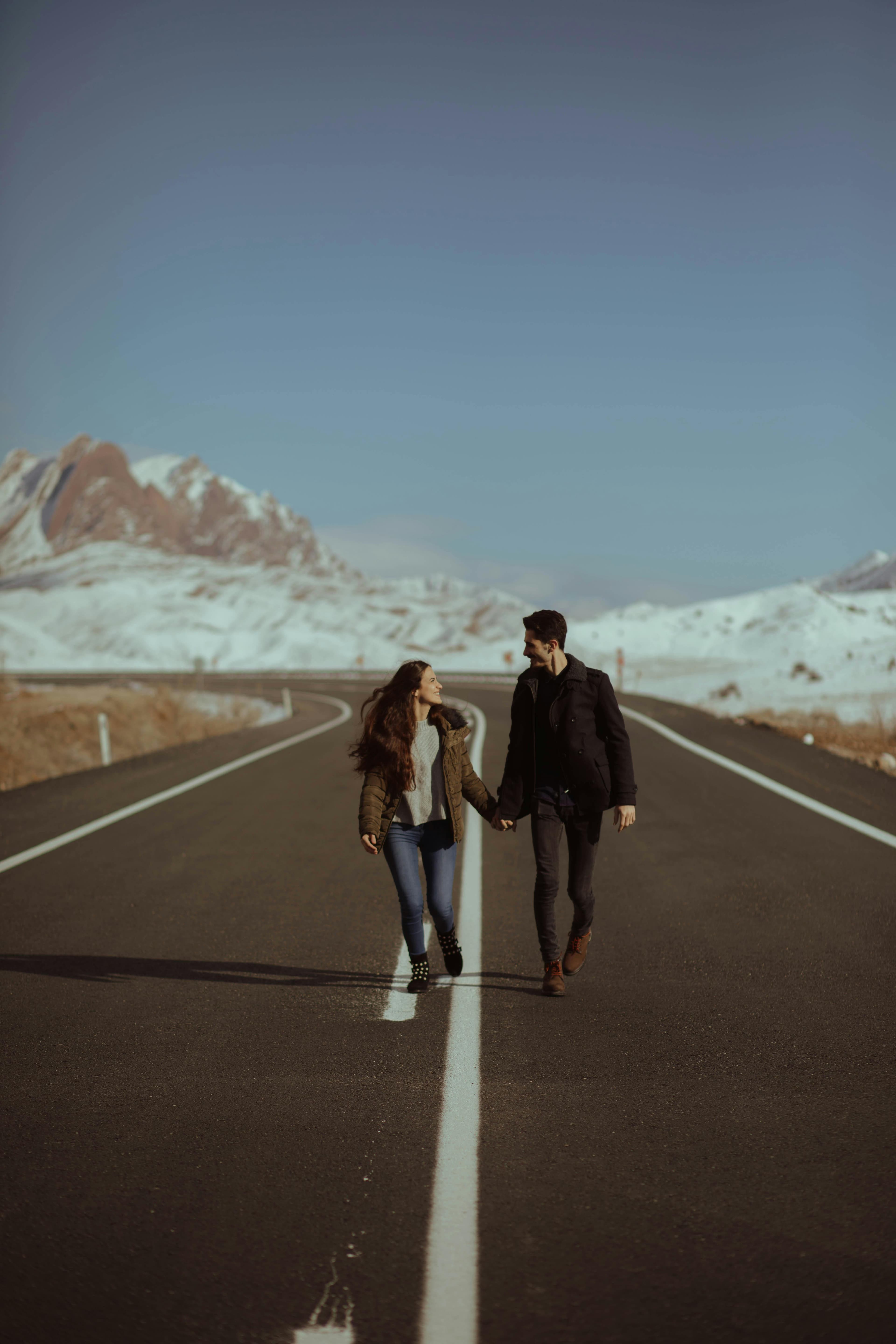 casal caminhando nas montanhas