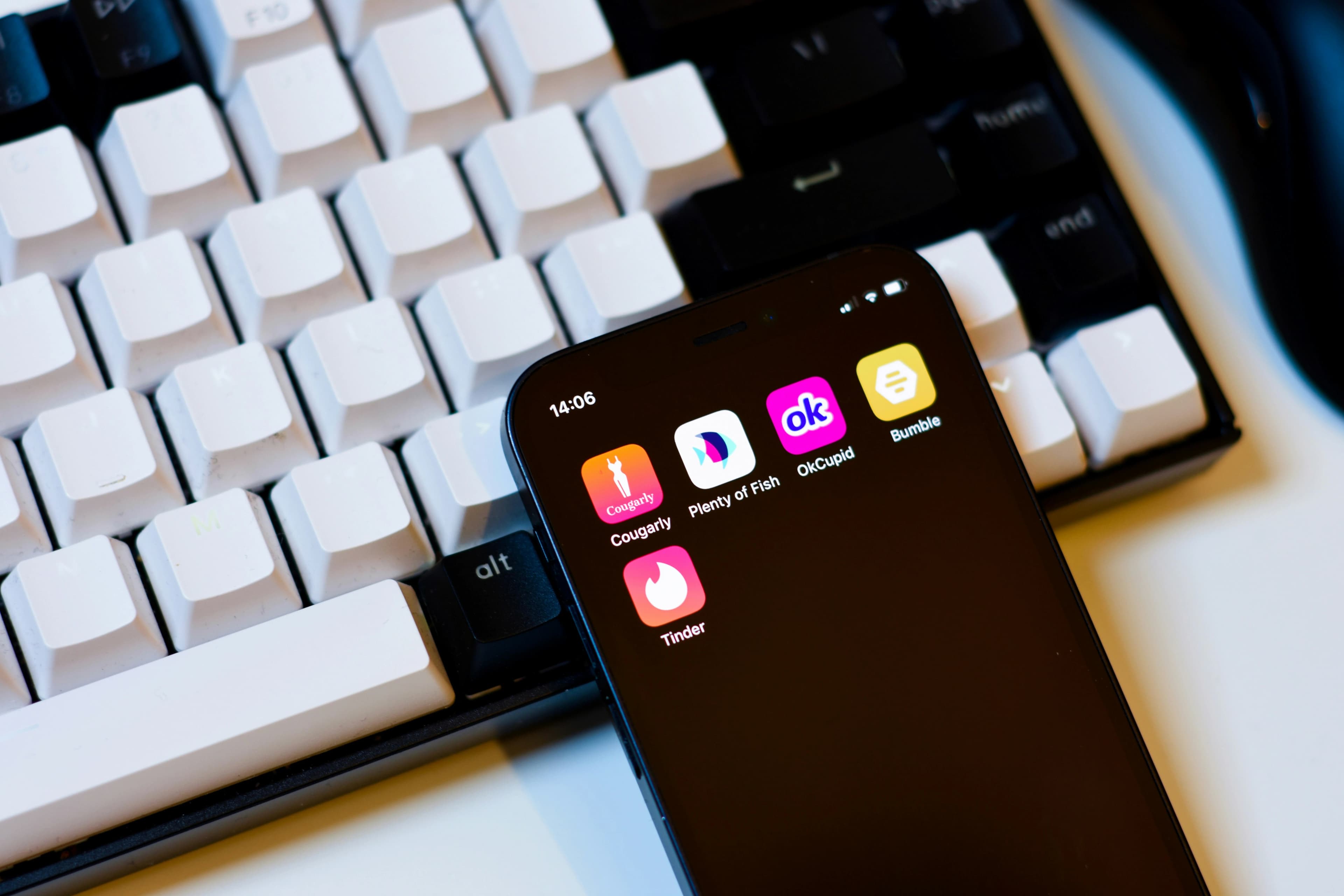 telefone com apps de relacionamento