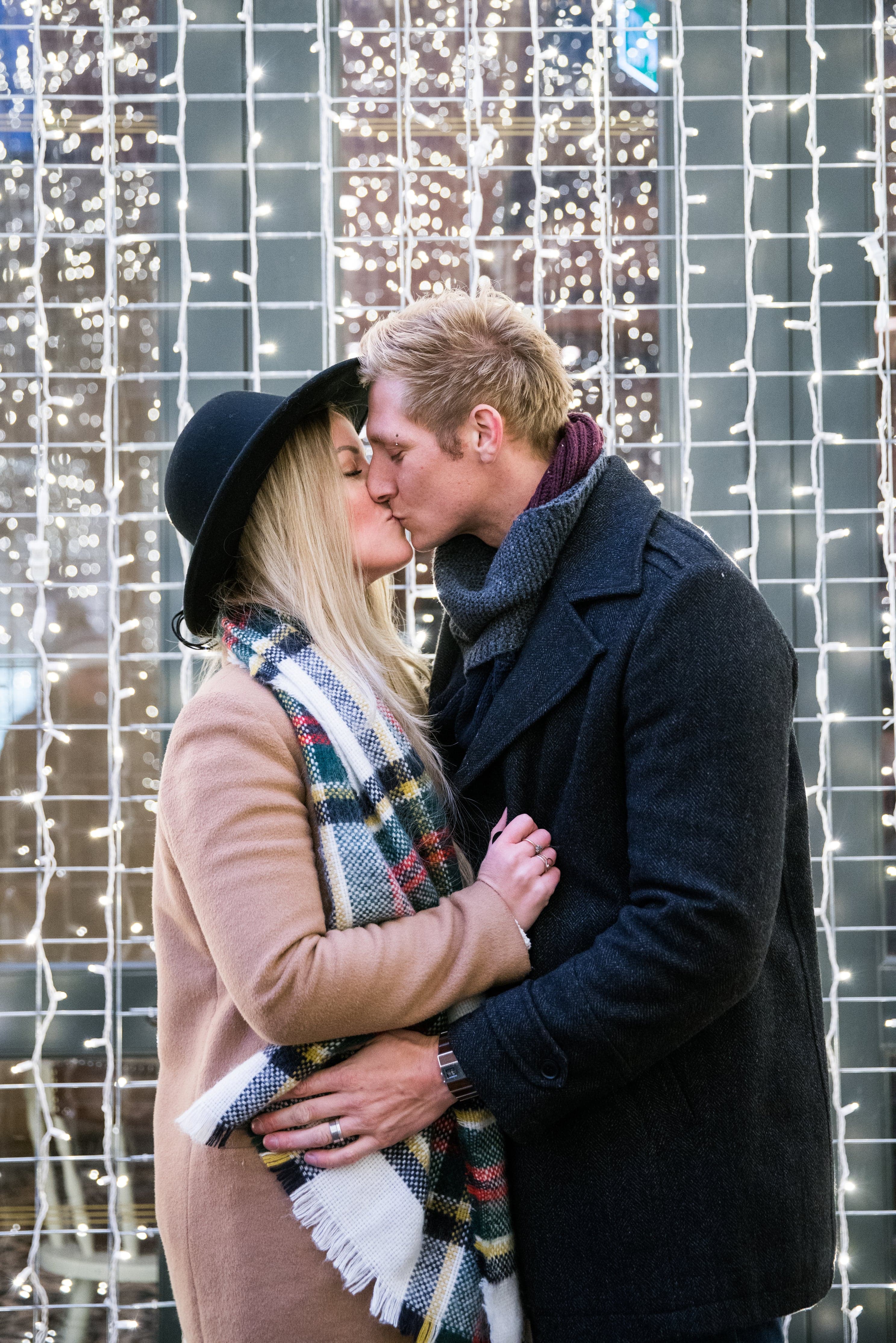 beijar casal com luzes