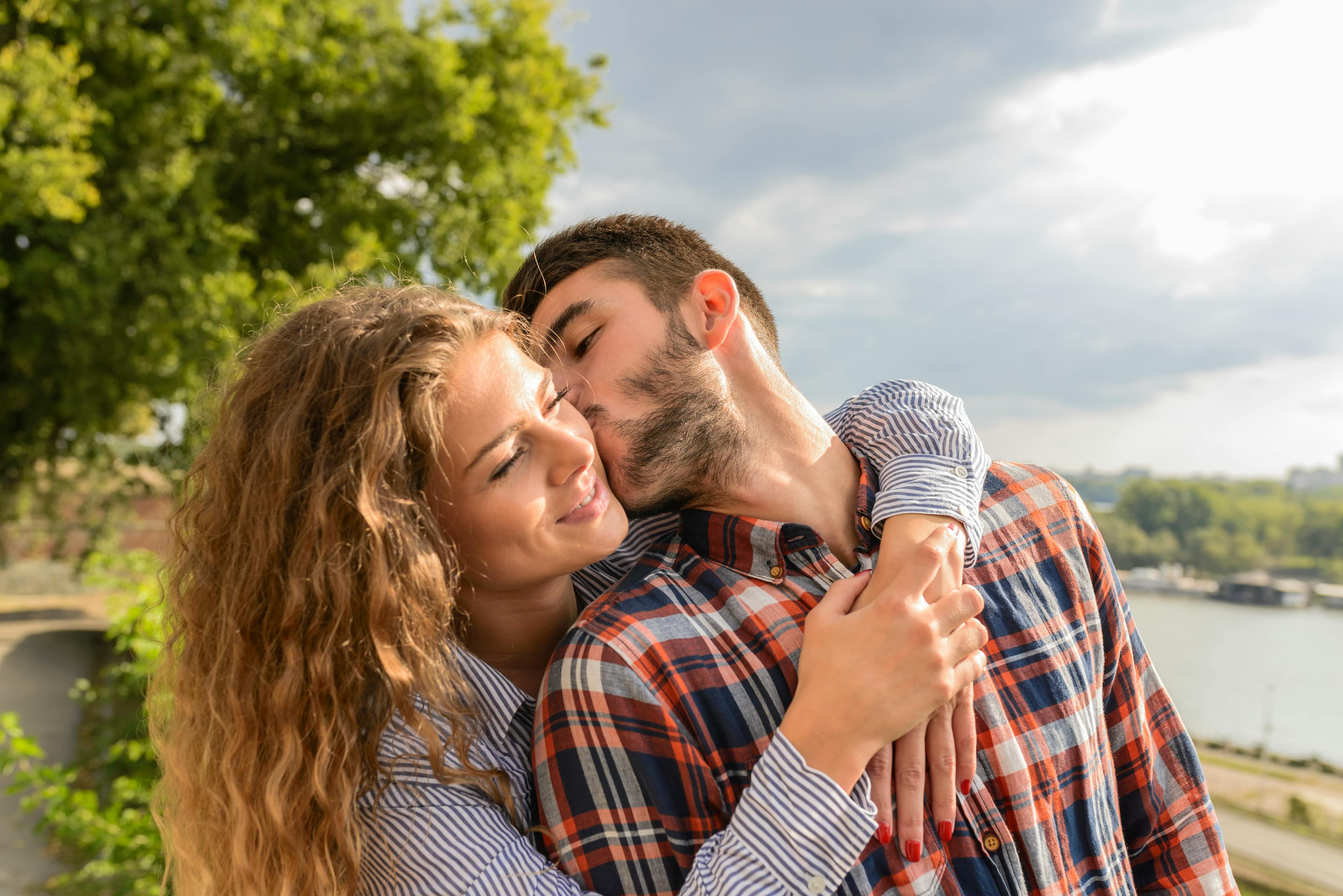 casal apreciando seu domingo