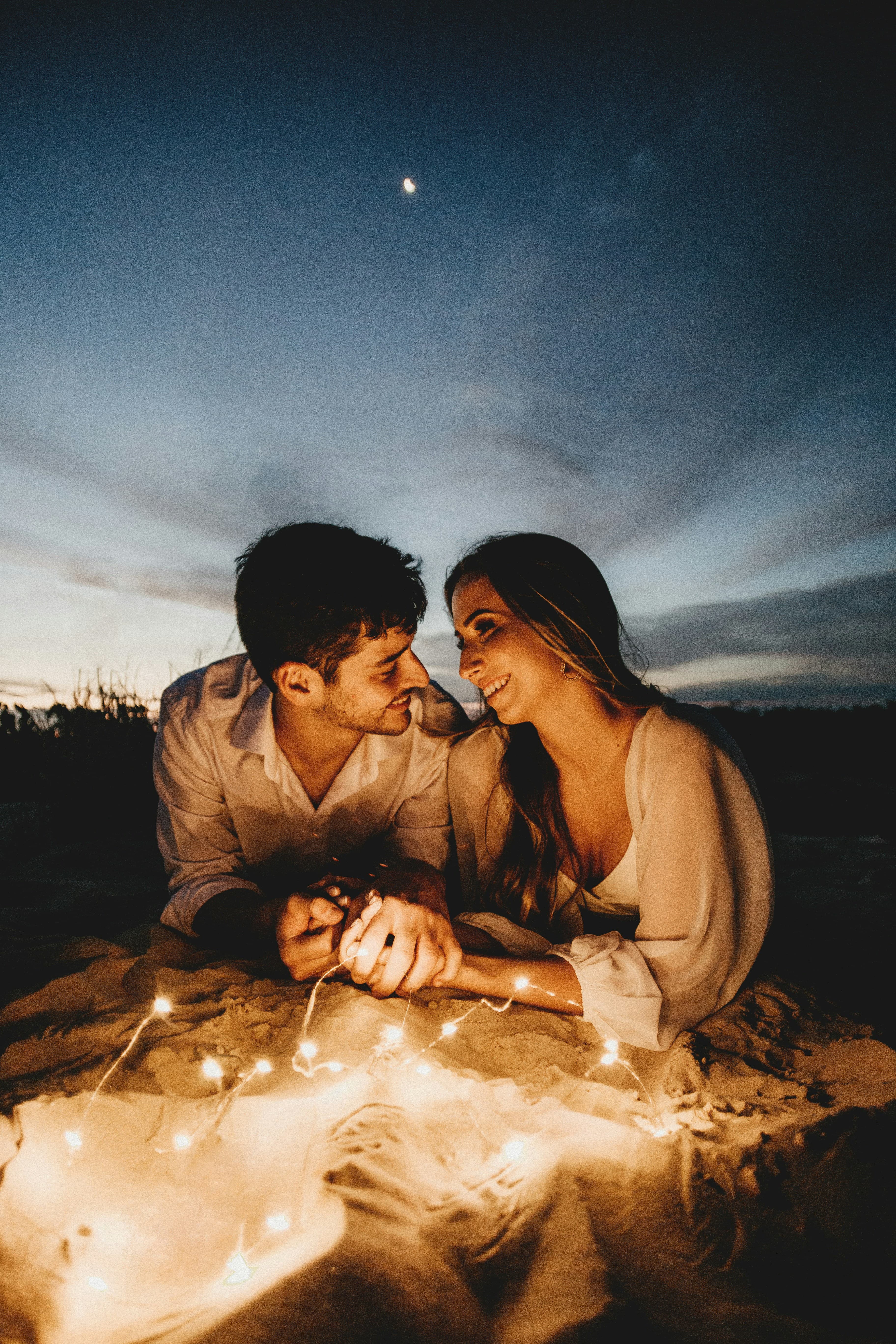Casal à noite fazendo um restaurante bonito ao ar livre