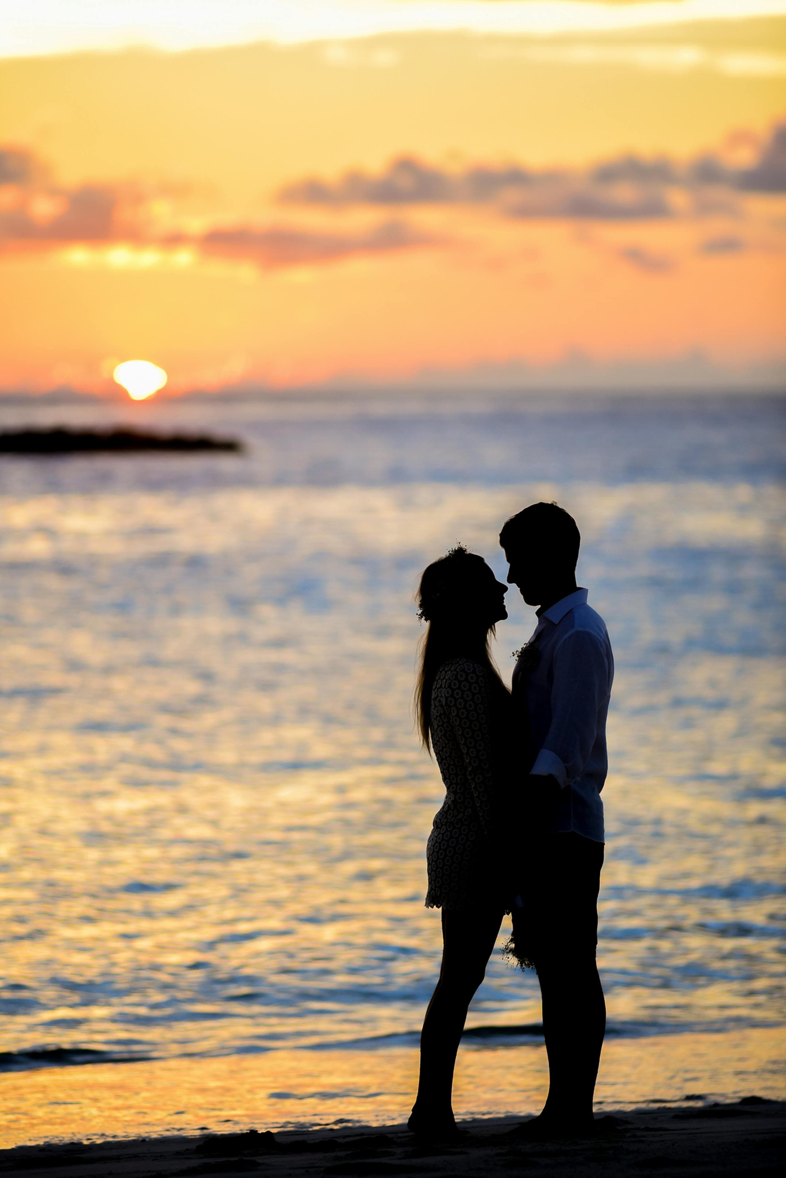 casal beijando ao pôr do sol