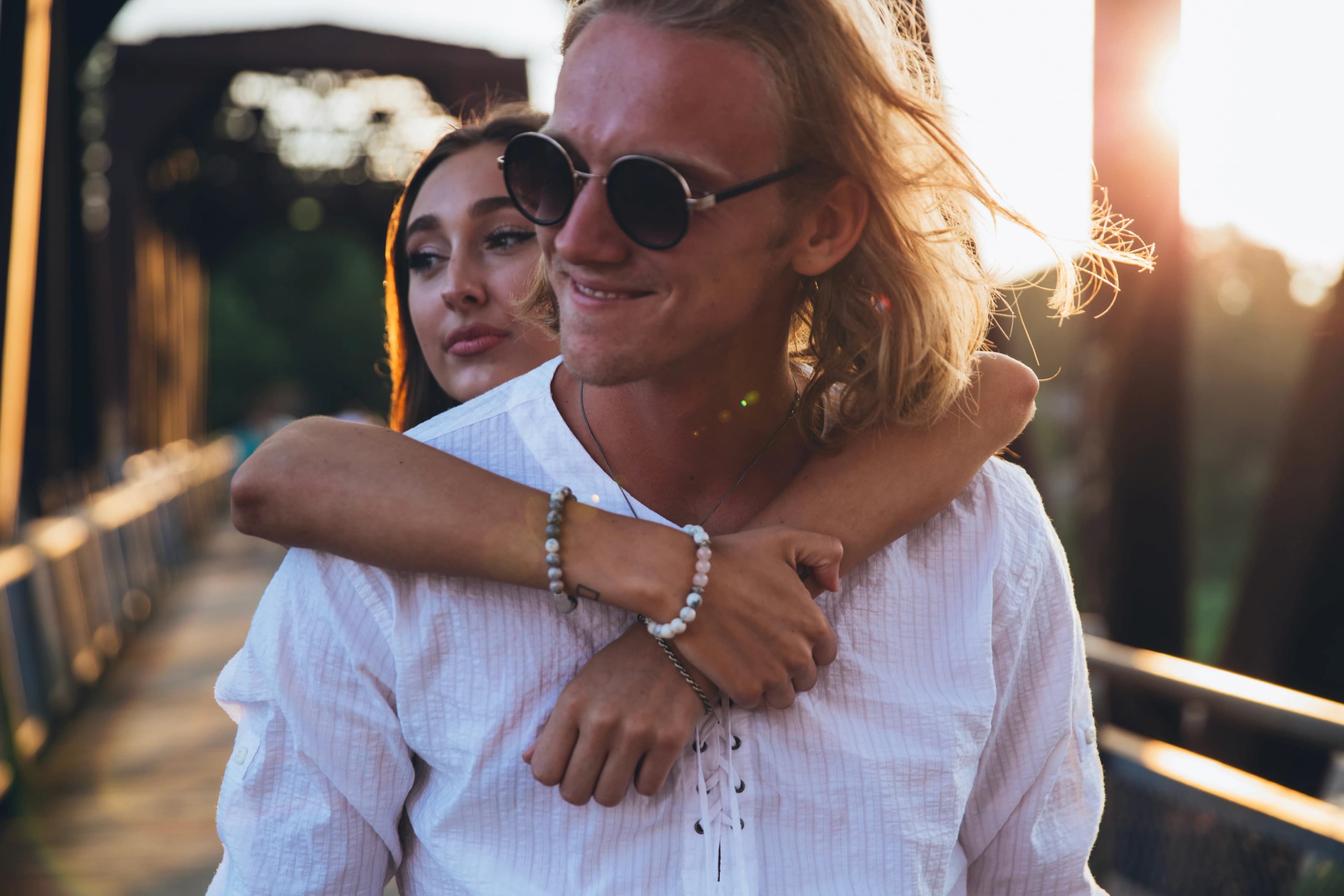 Casal apaixonado ao pôr do sol