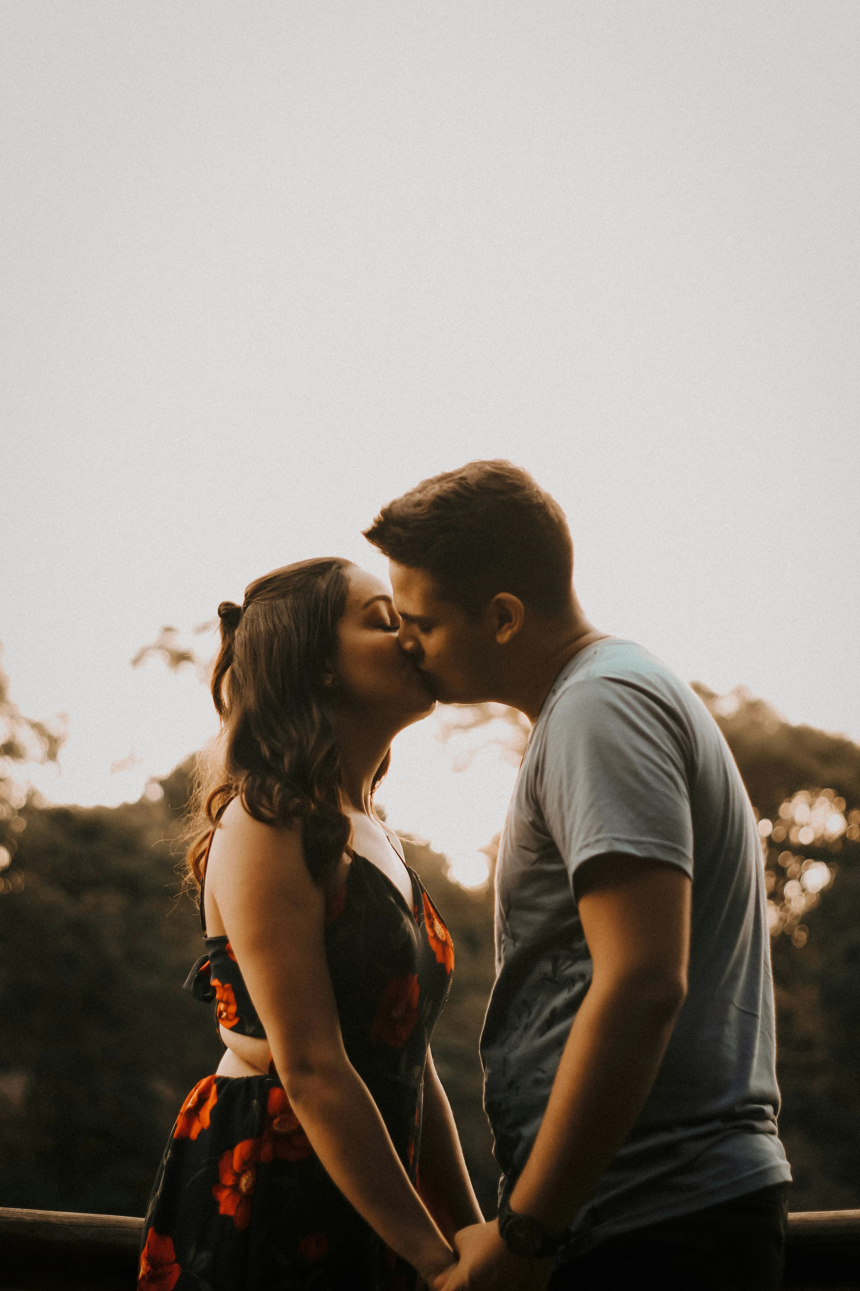 casal beijando na natureza