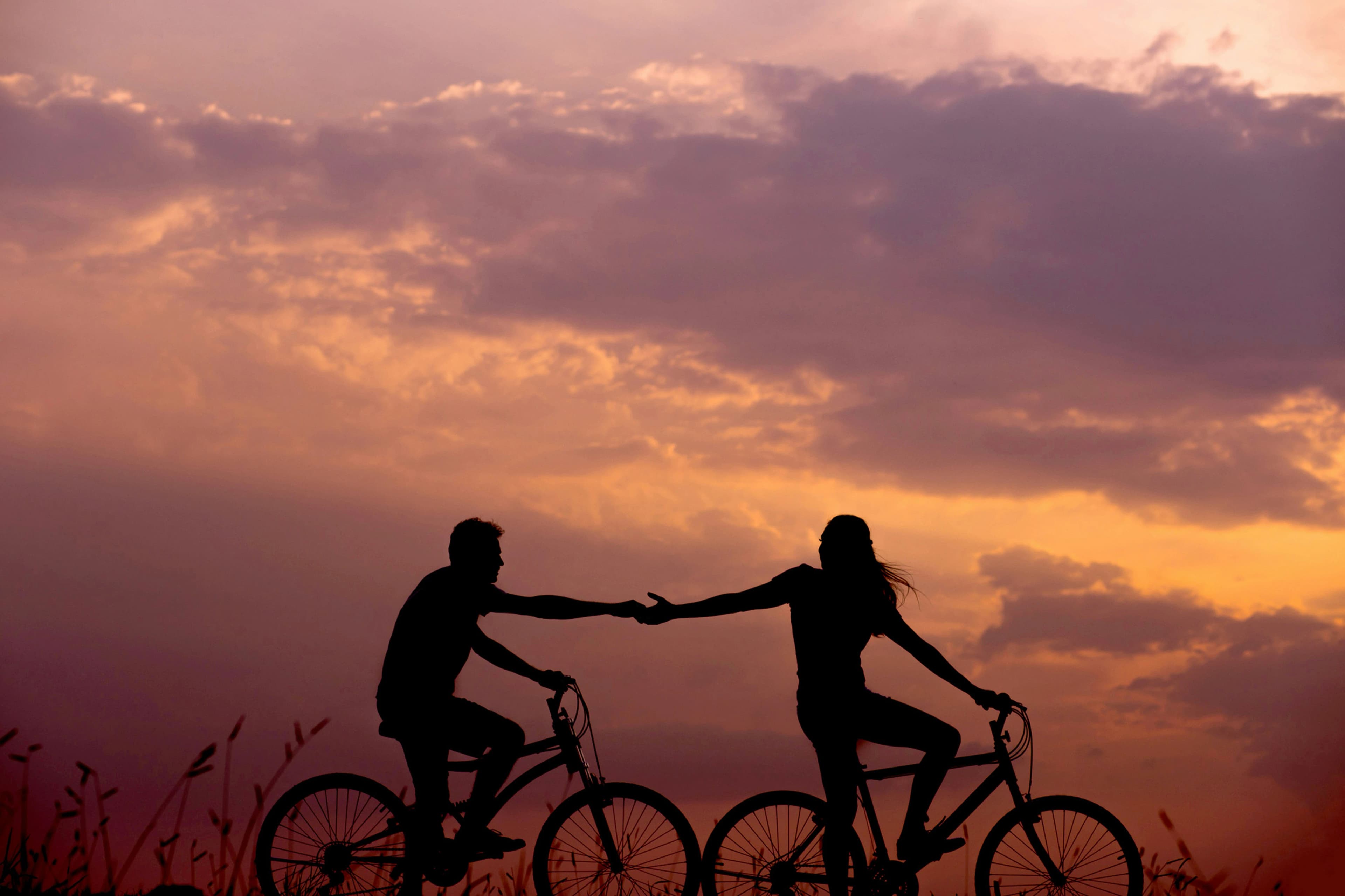casal no pôr do sol