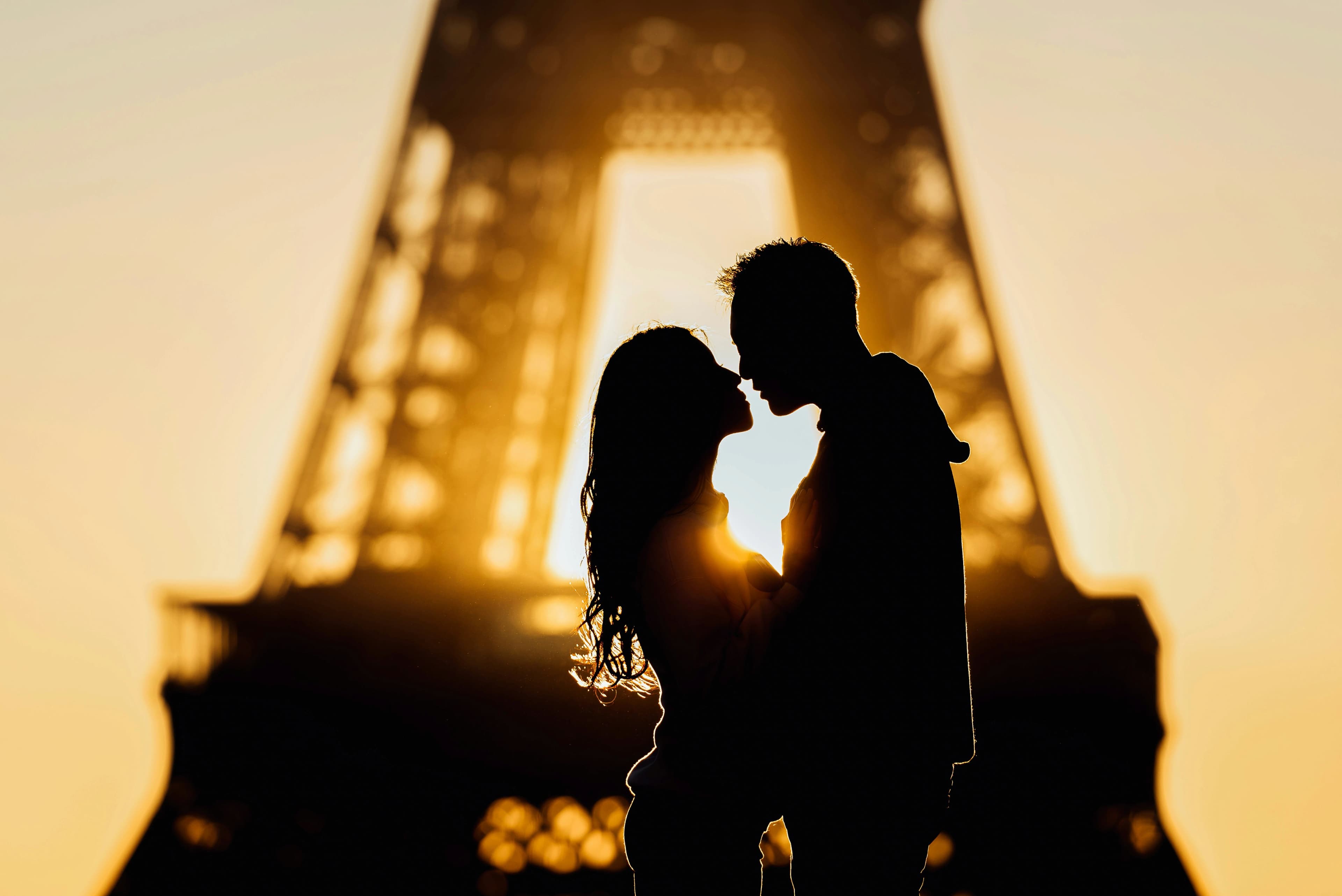 casal em frente à torre do eiffel
