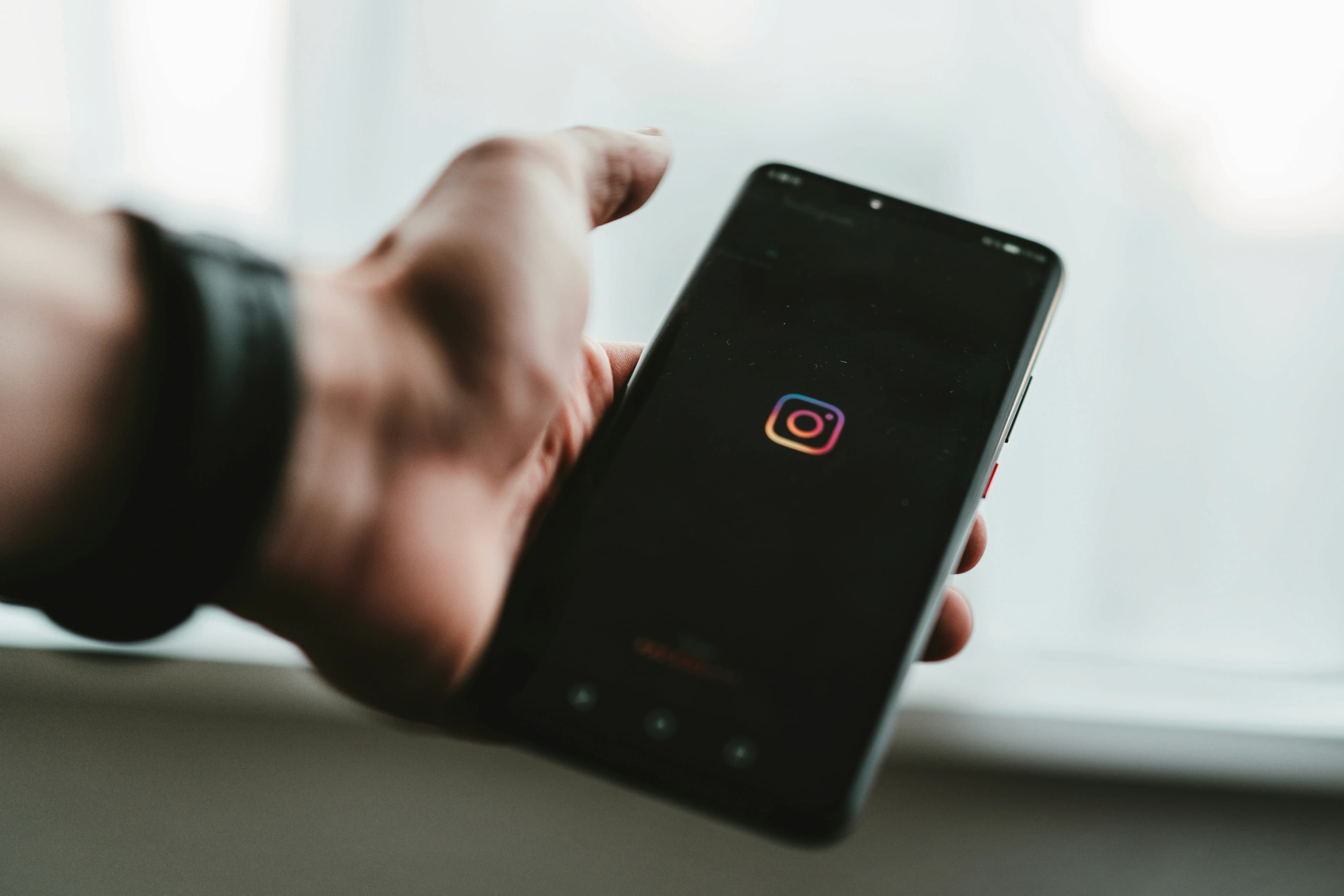 um smartphone mostrando instagram no seu telefone