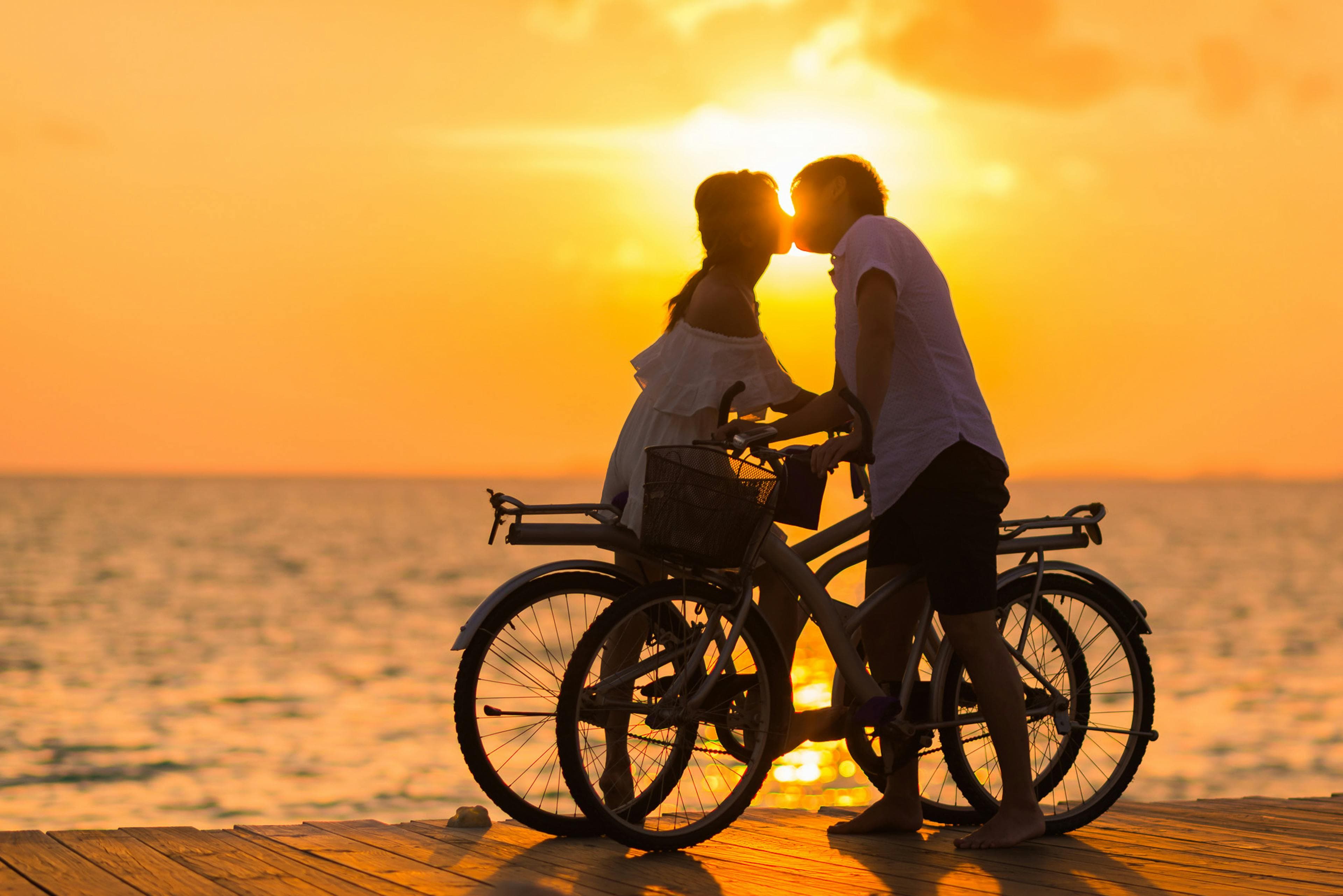 amantes no pôr do sol