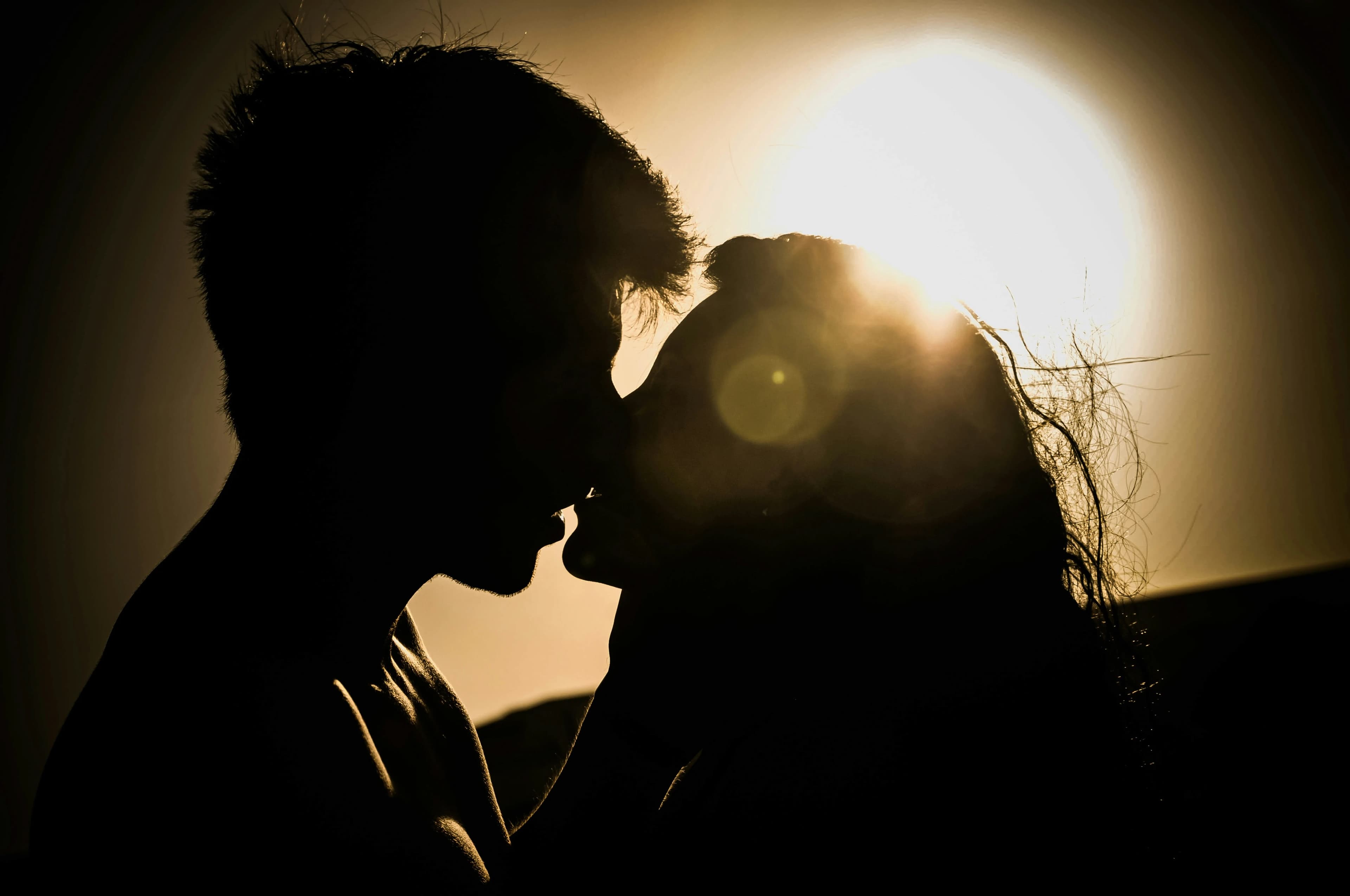 casal beijando