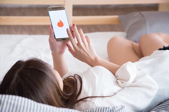 mulheres segurando um smartphone