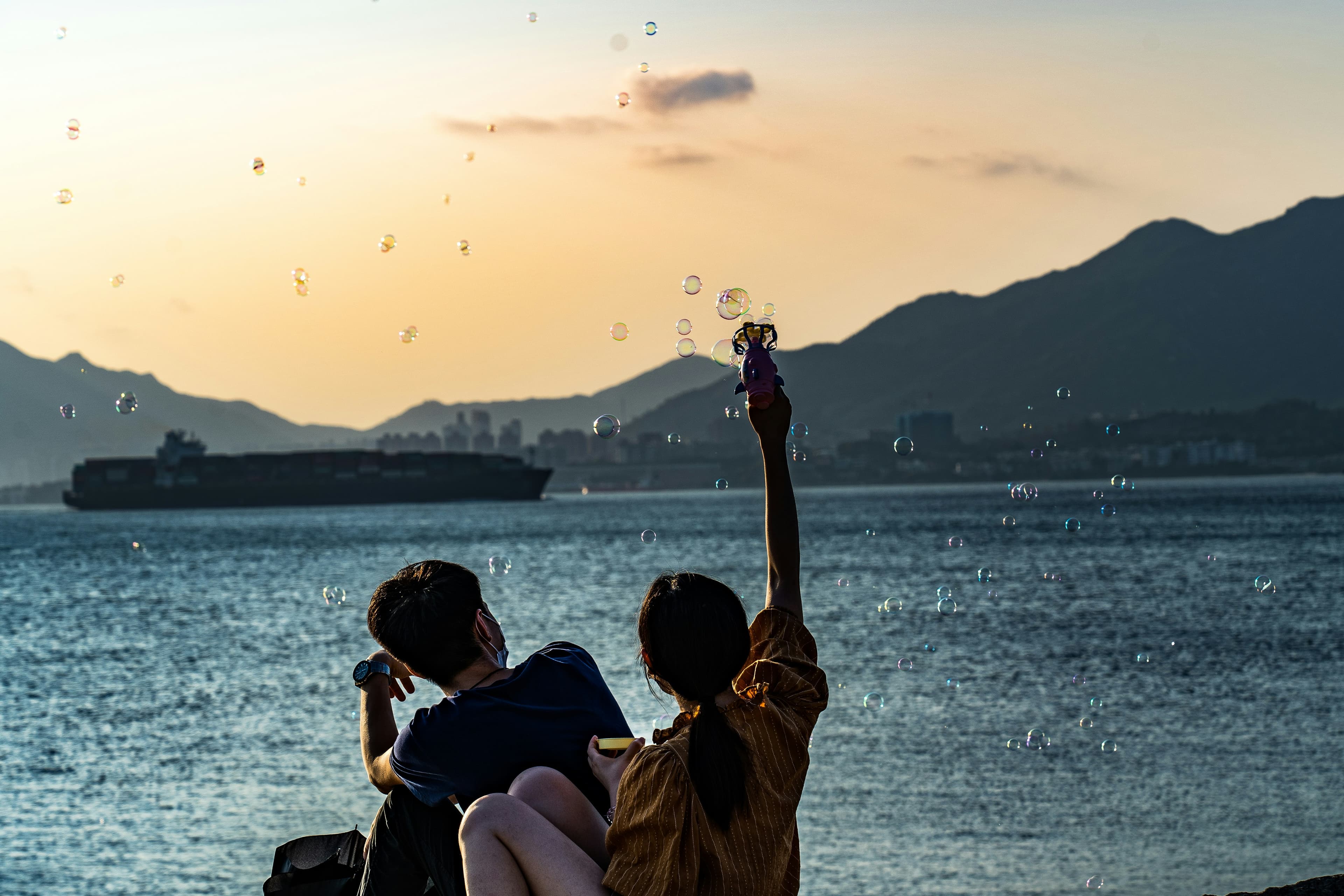 amantes no pôr do sol