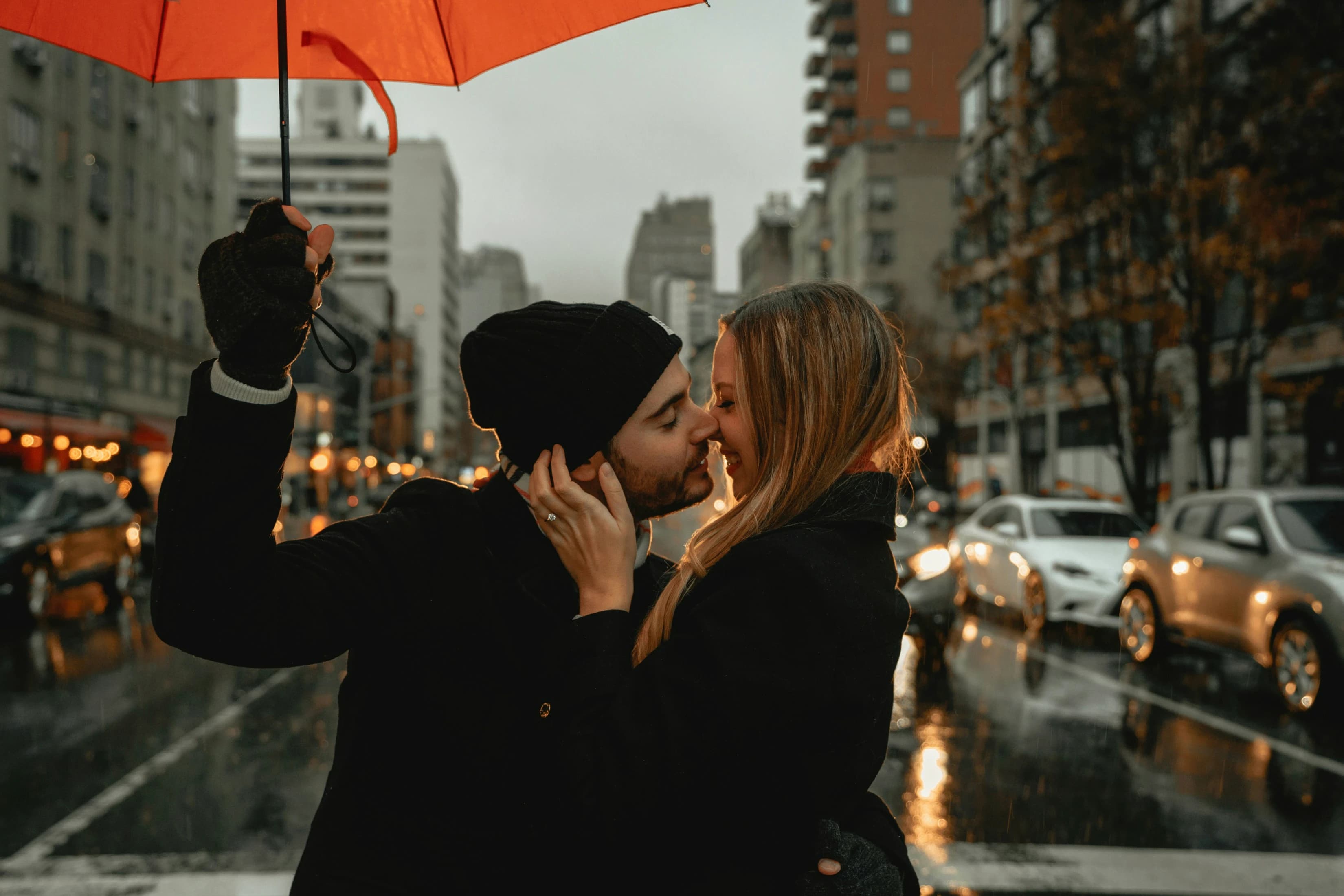 casal prestes a beijar sob a chuva em New-York