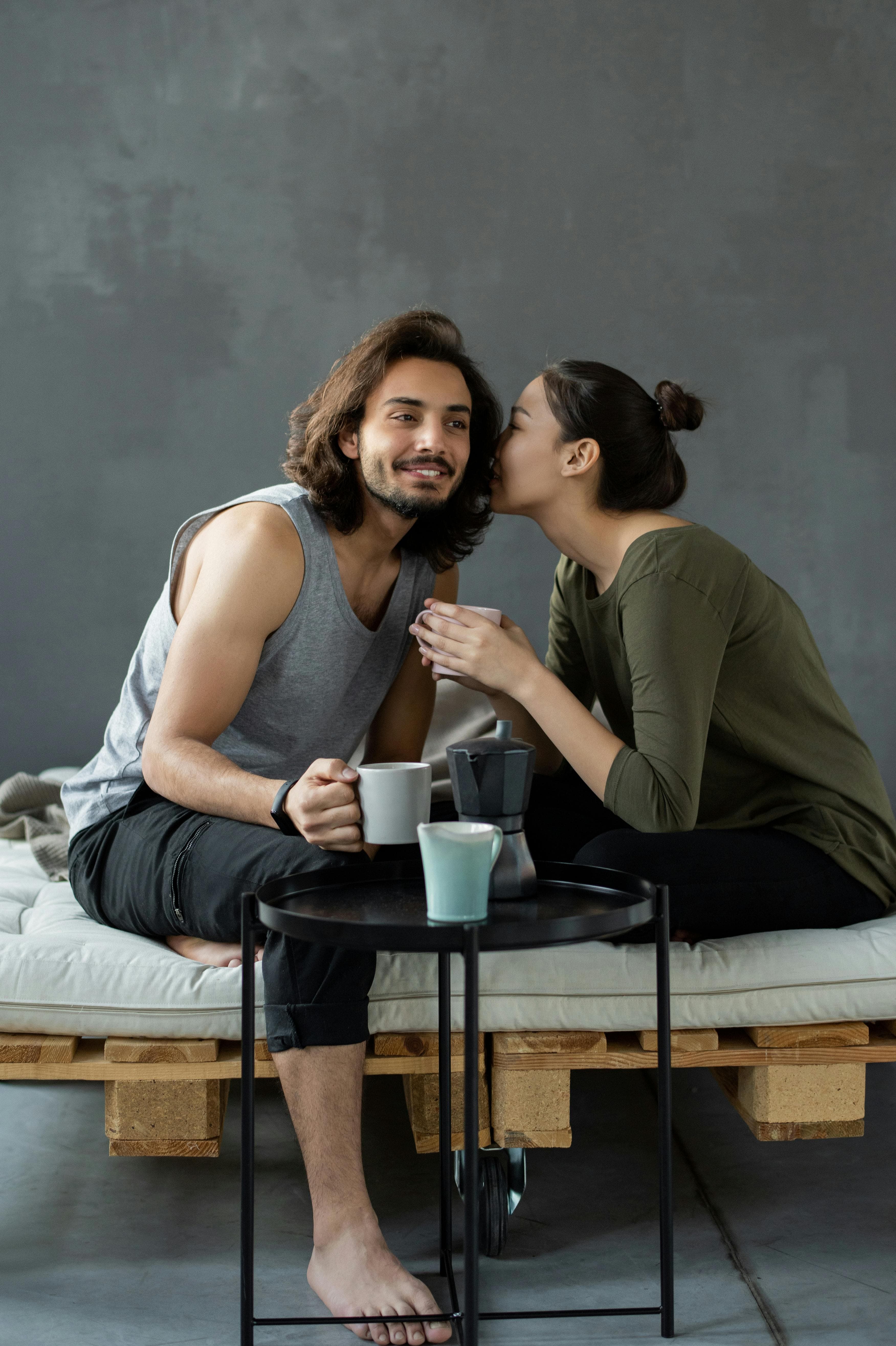 Casal tomando café da manhã