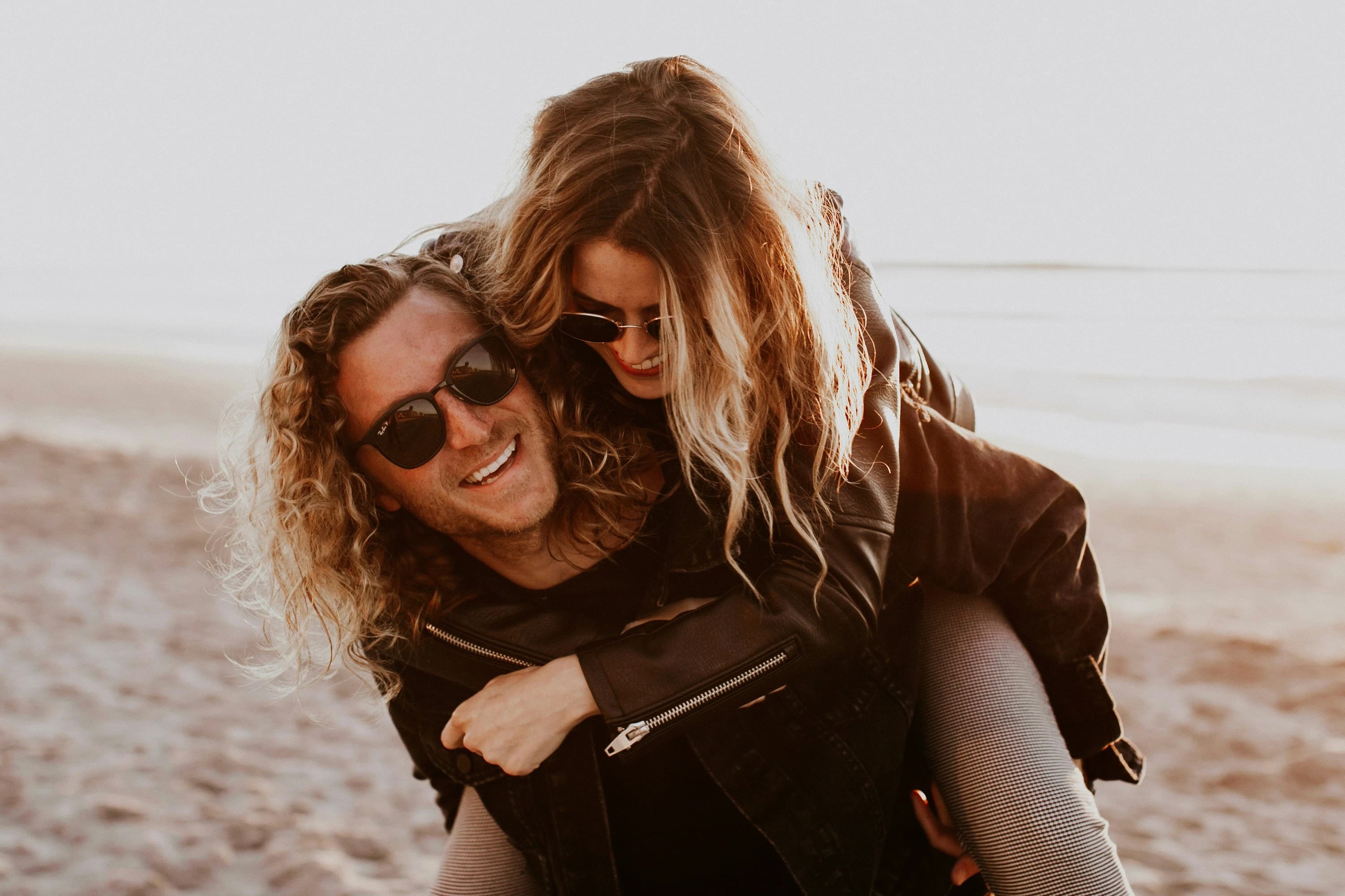 casal na praia