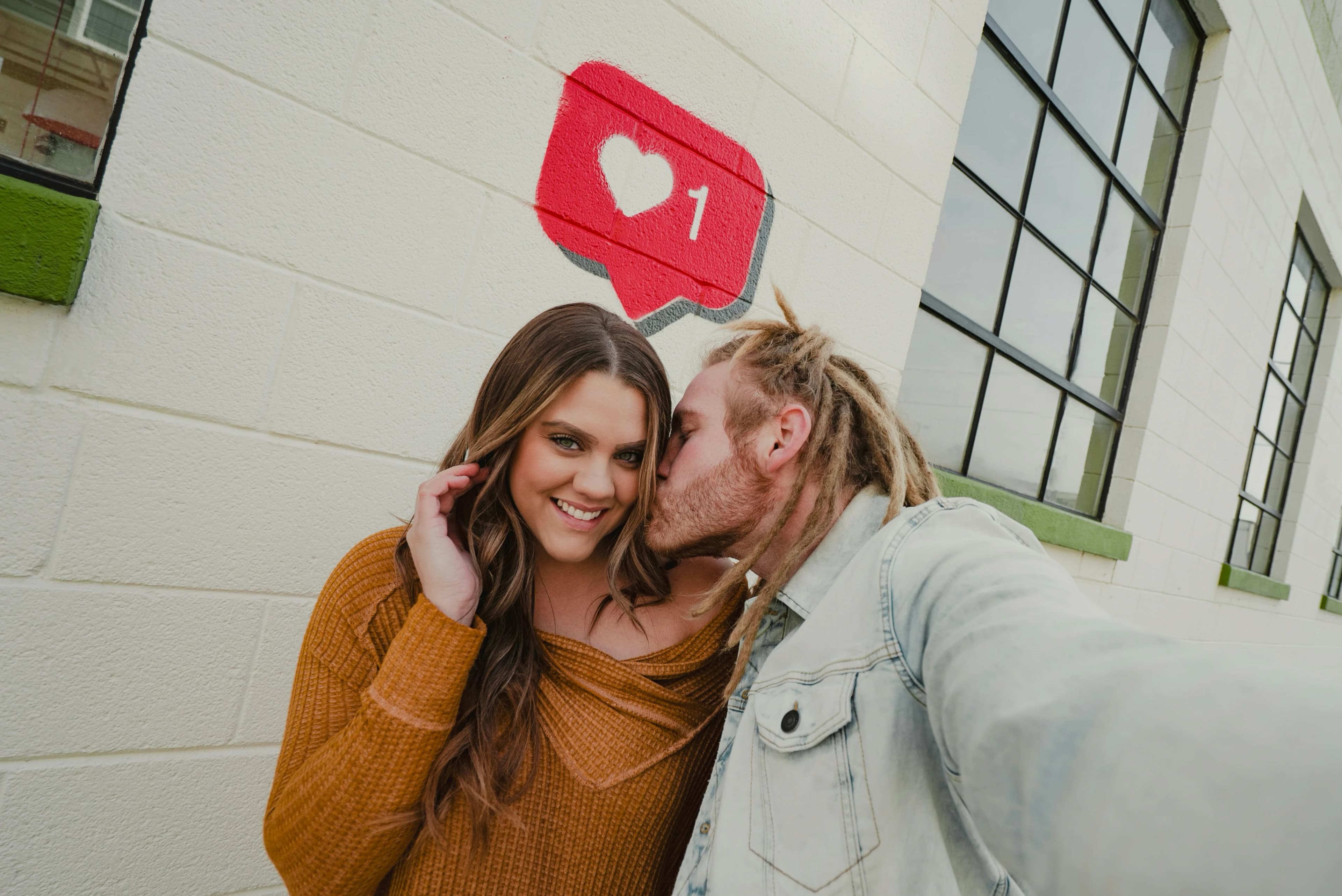 Casal tendo um momento bonito com uma mídia social como