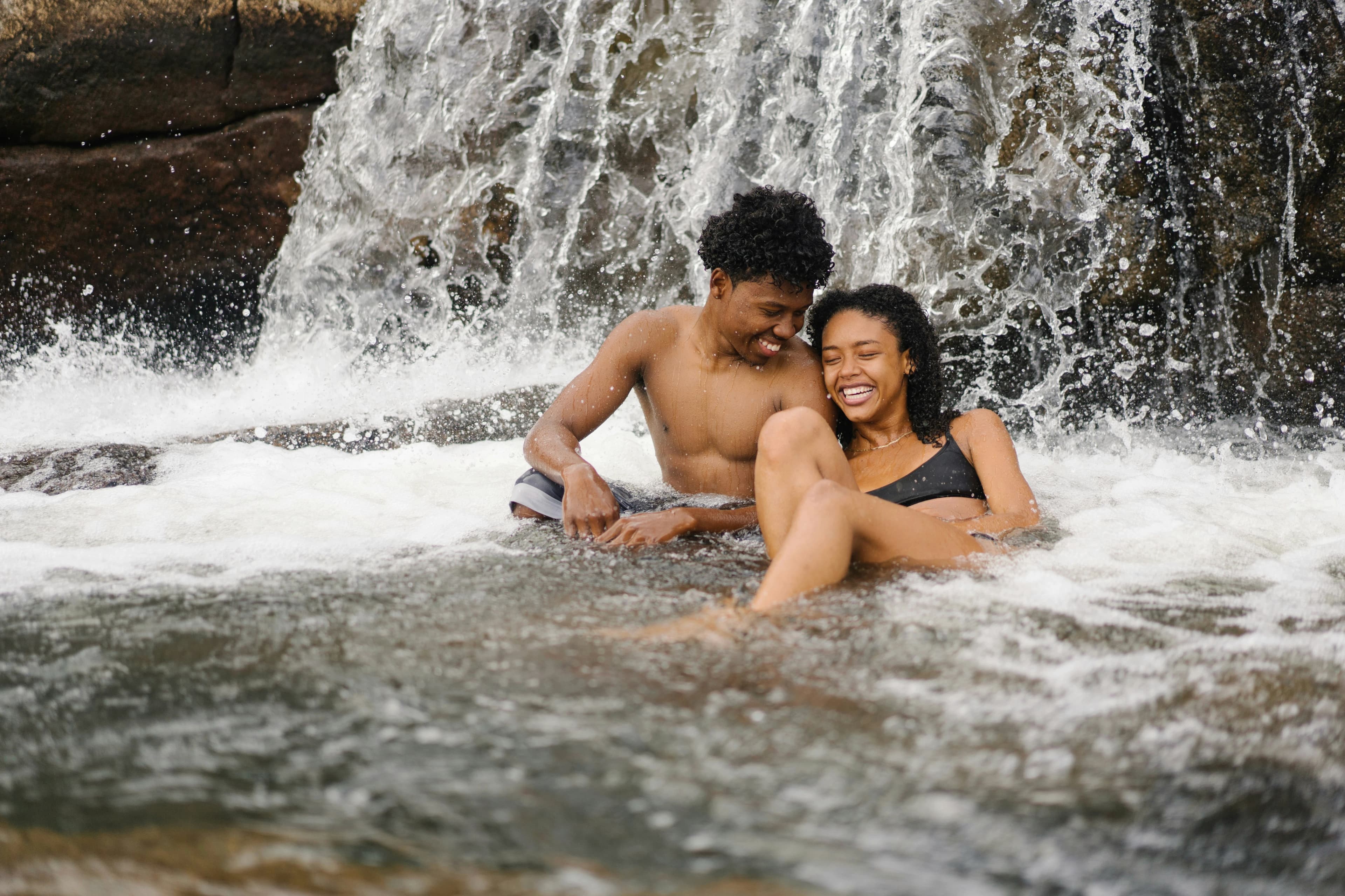 casal em cachoeira
