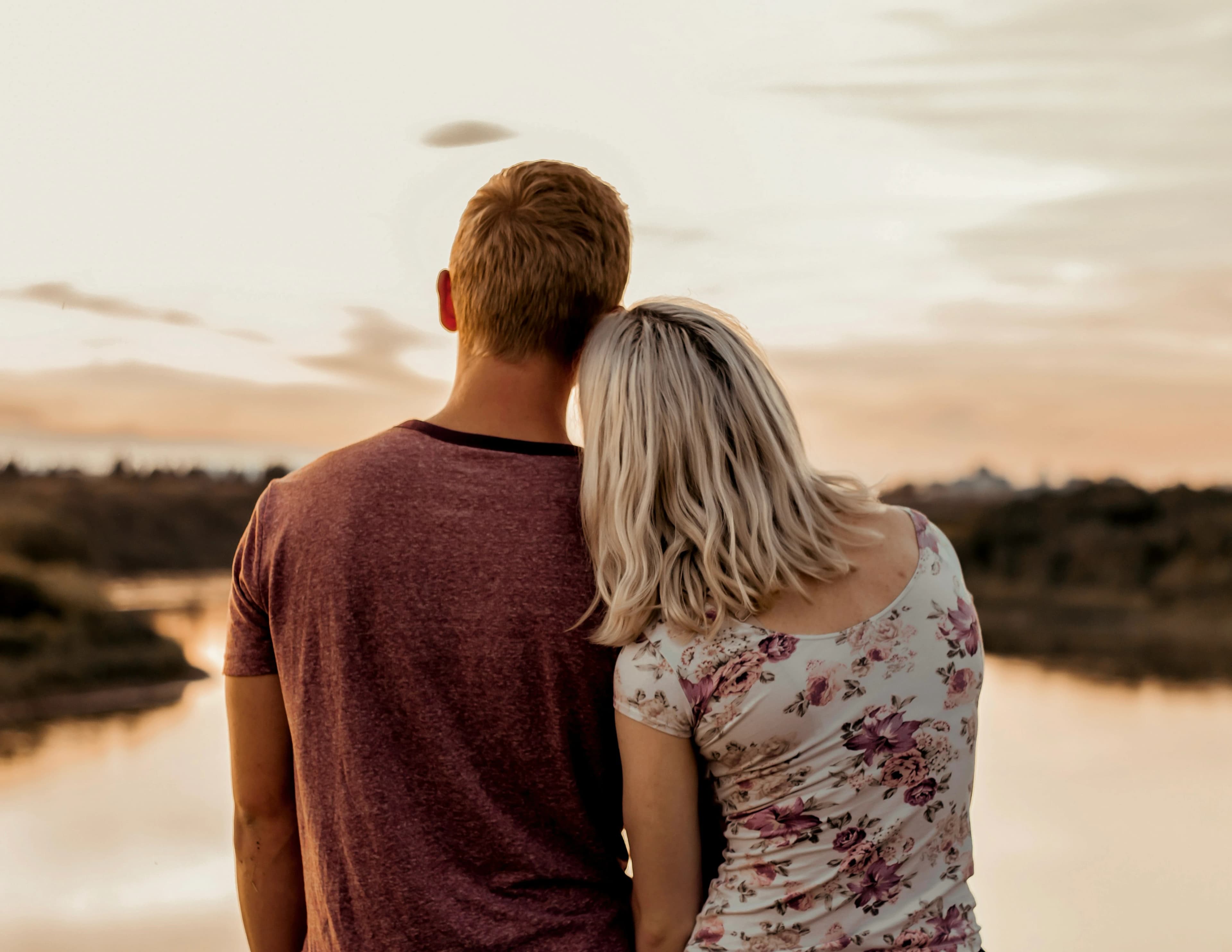 casal no pôr do sol