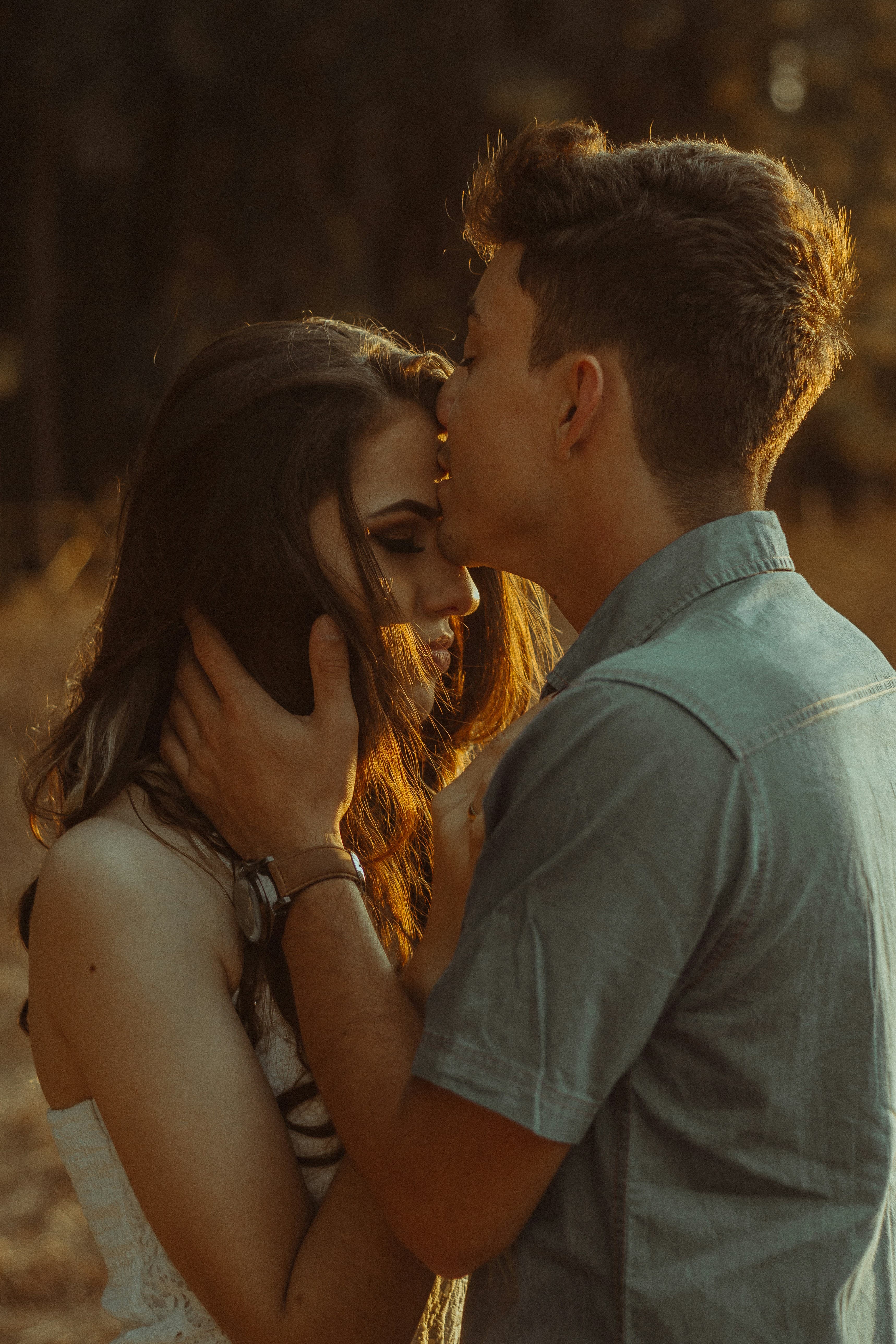 namorado beijando sua namorada na testa