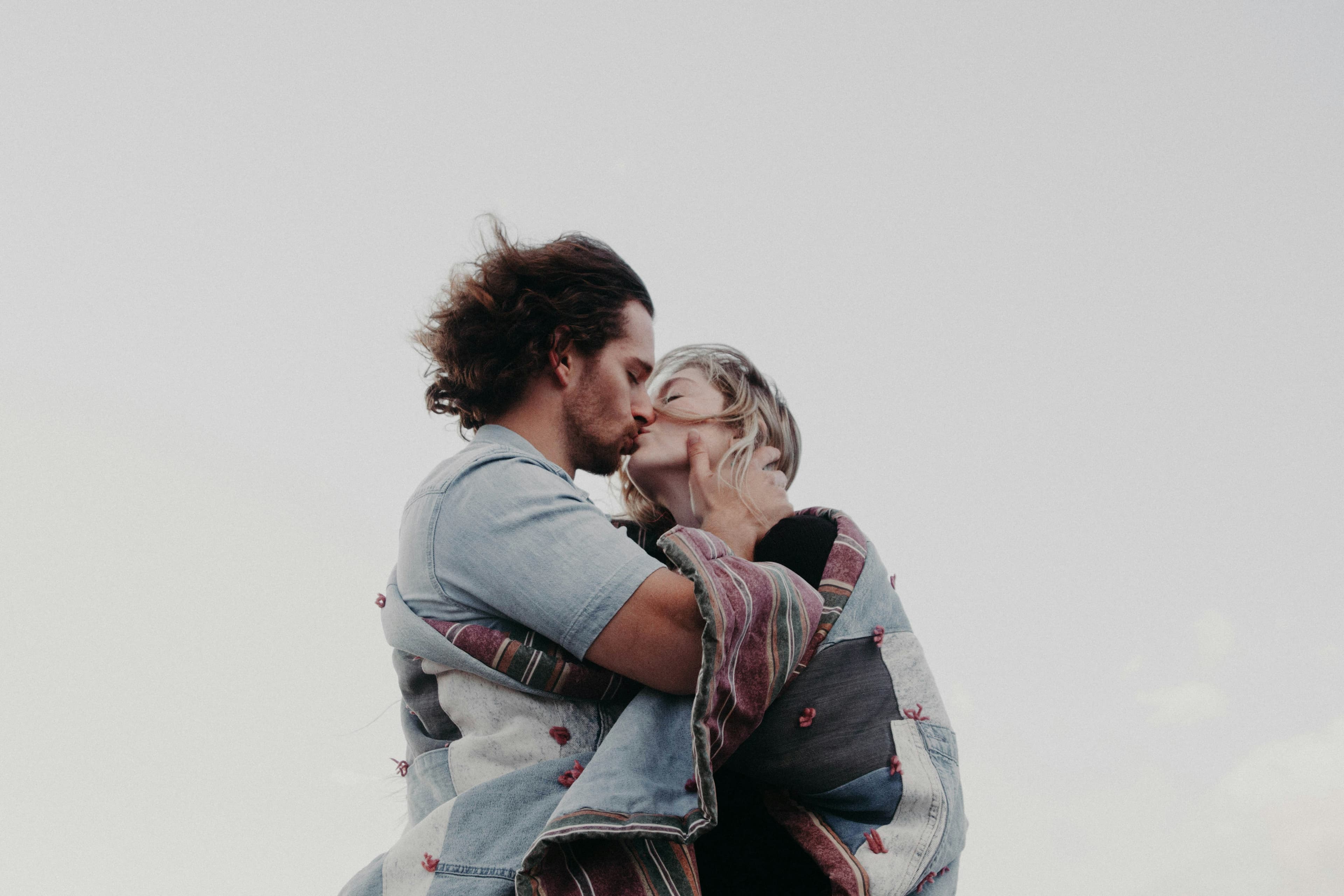 casal beijando