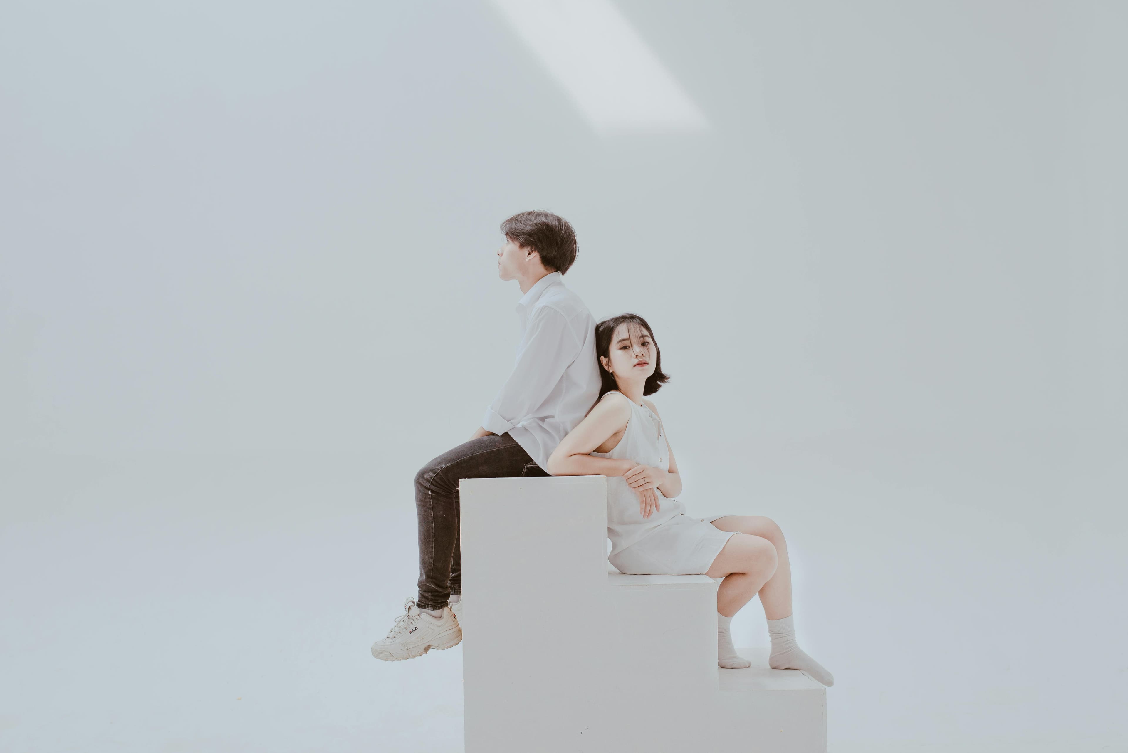 casal jovem juntos nas escadas
