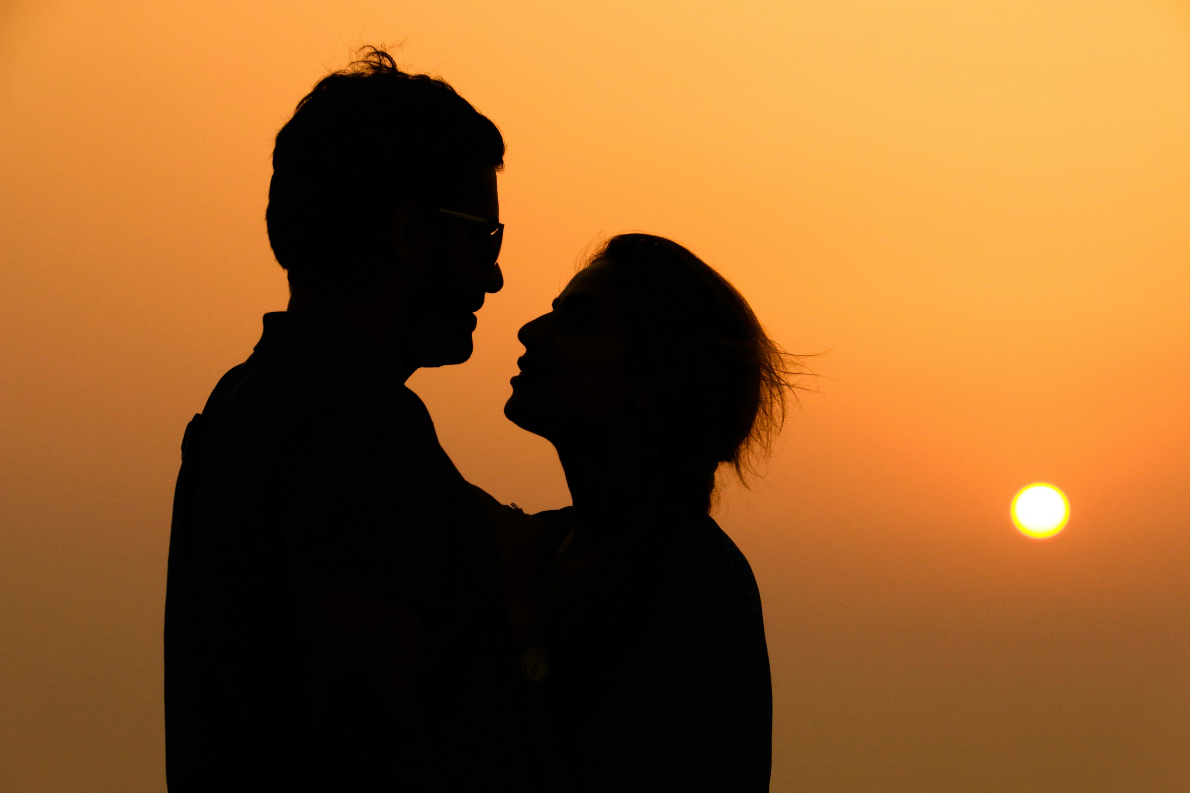 amantes no pôr do sol