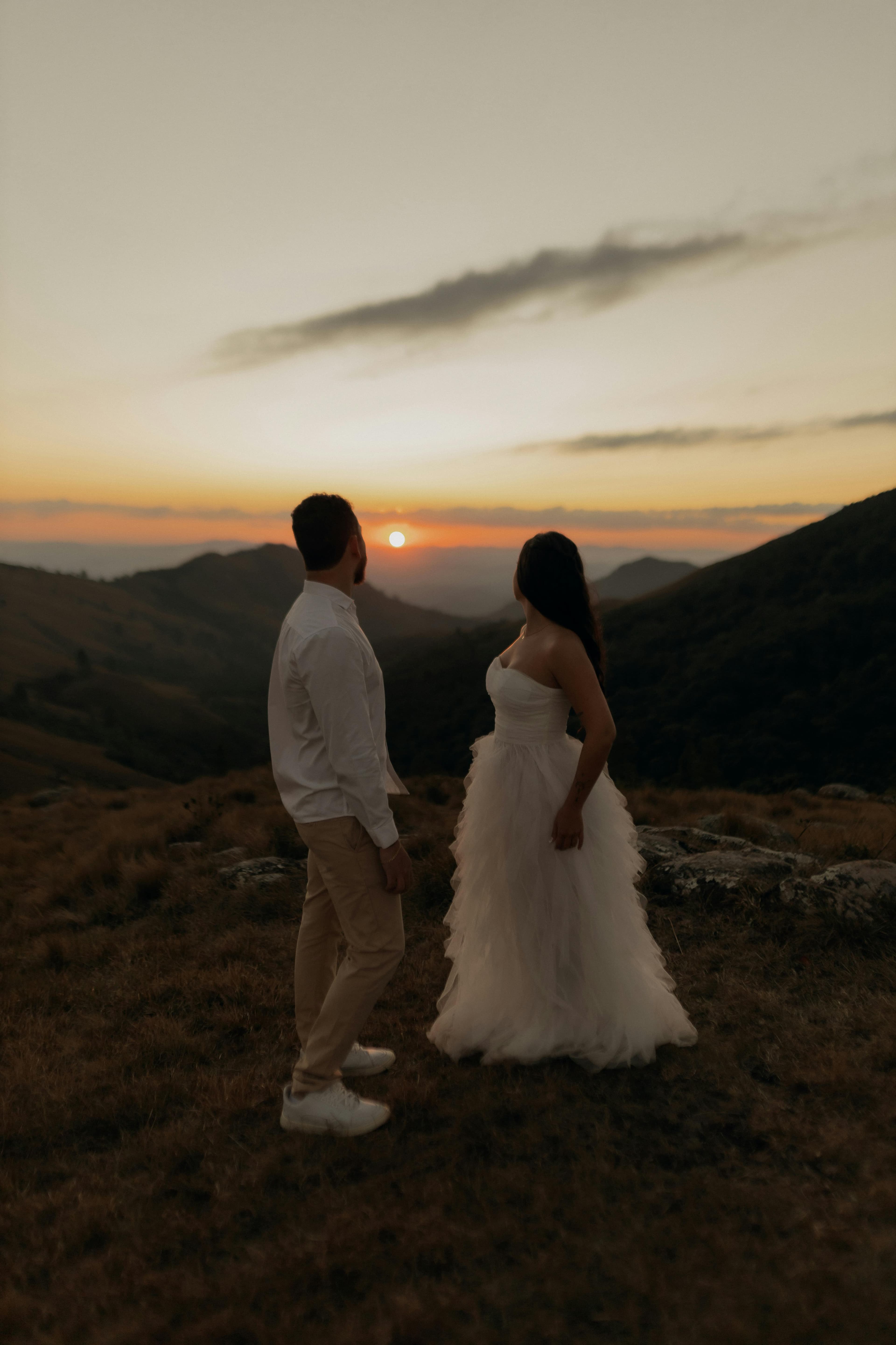 casal no pôr do sol