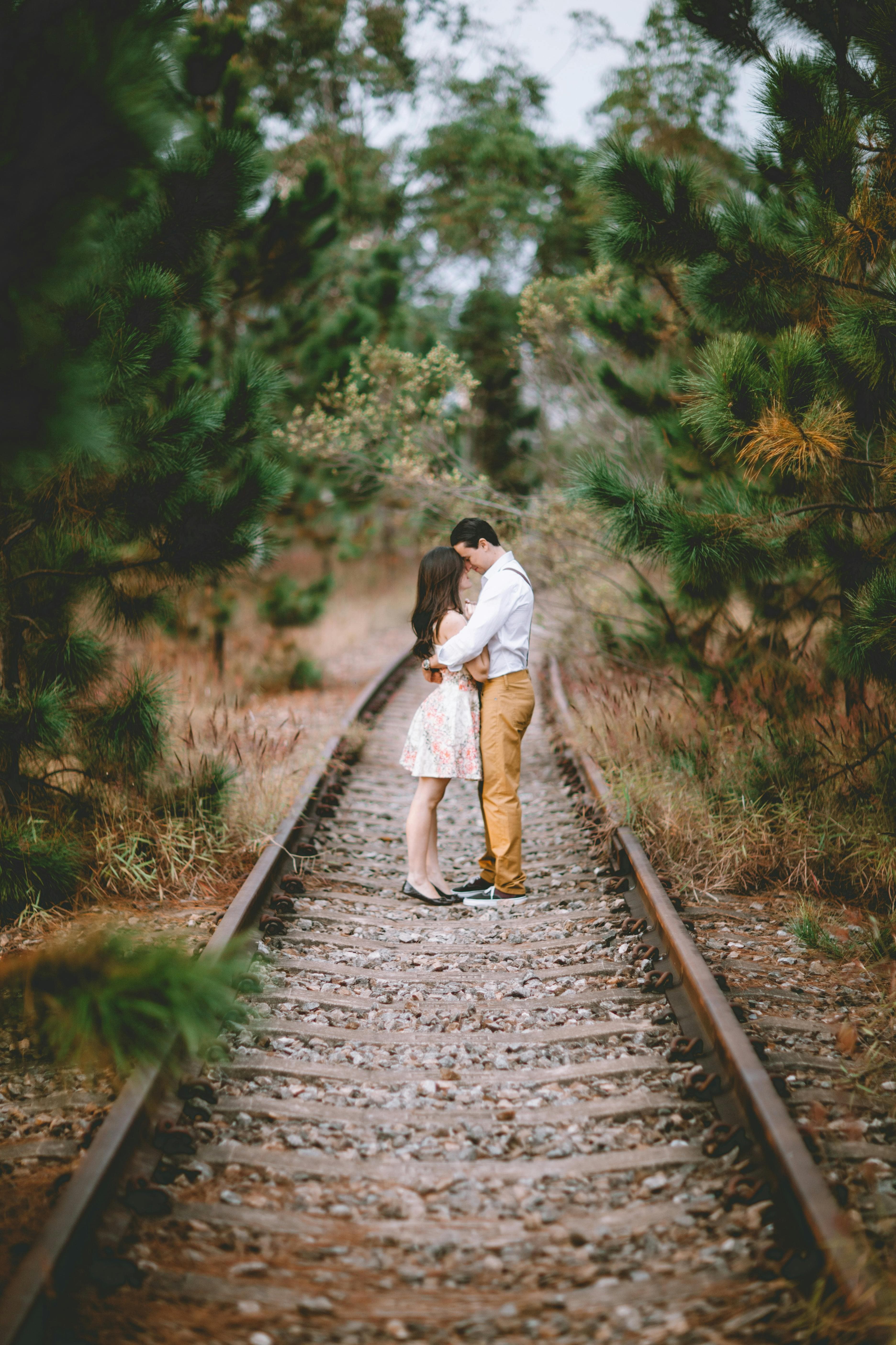 casal abraçando e beijando antes do trem chegar